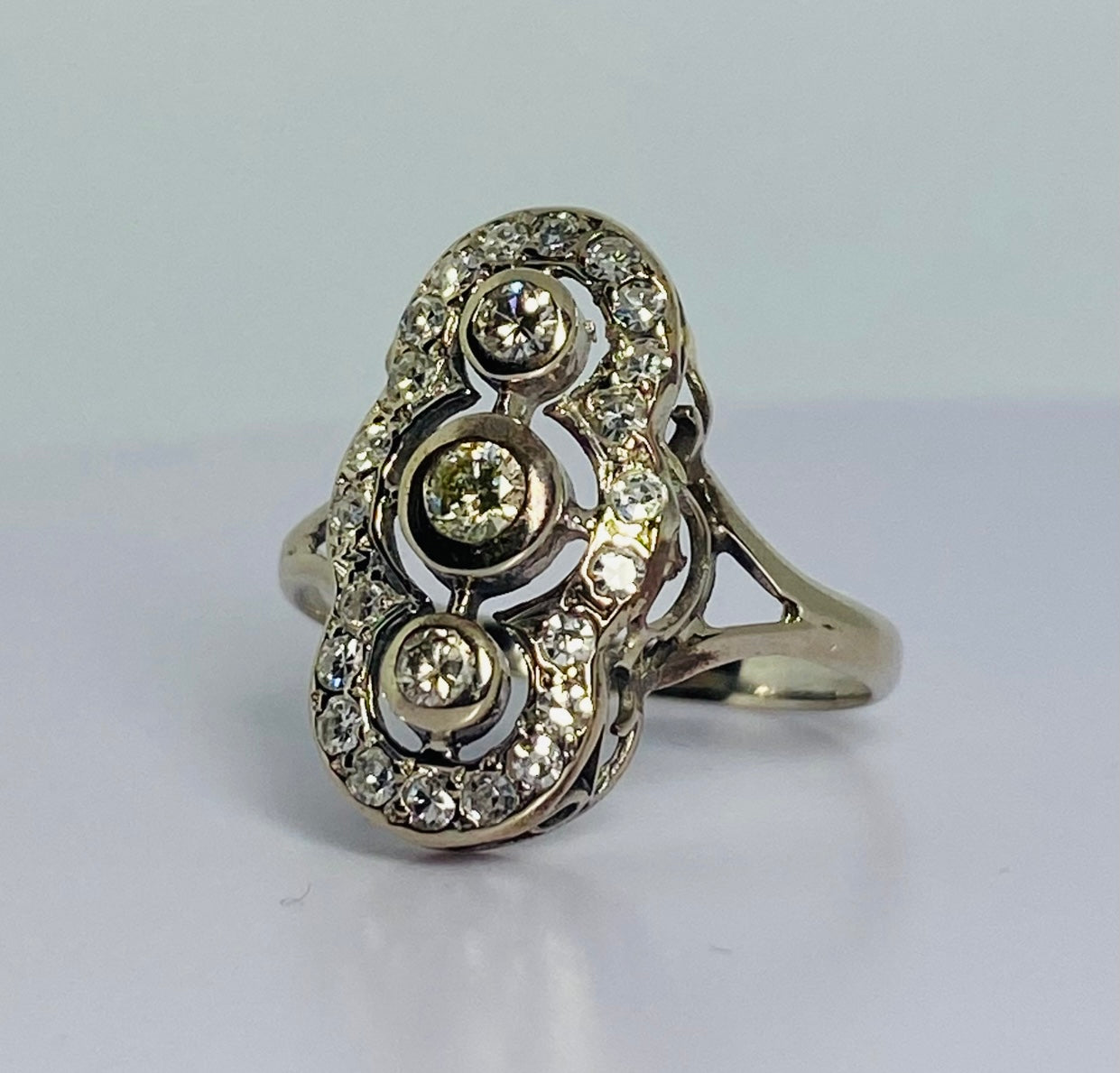 Art deco ring with diamonds