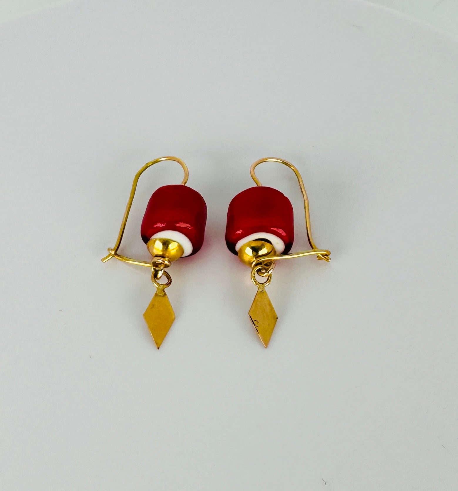 18 karaat earrings with red glass