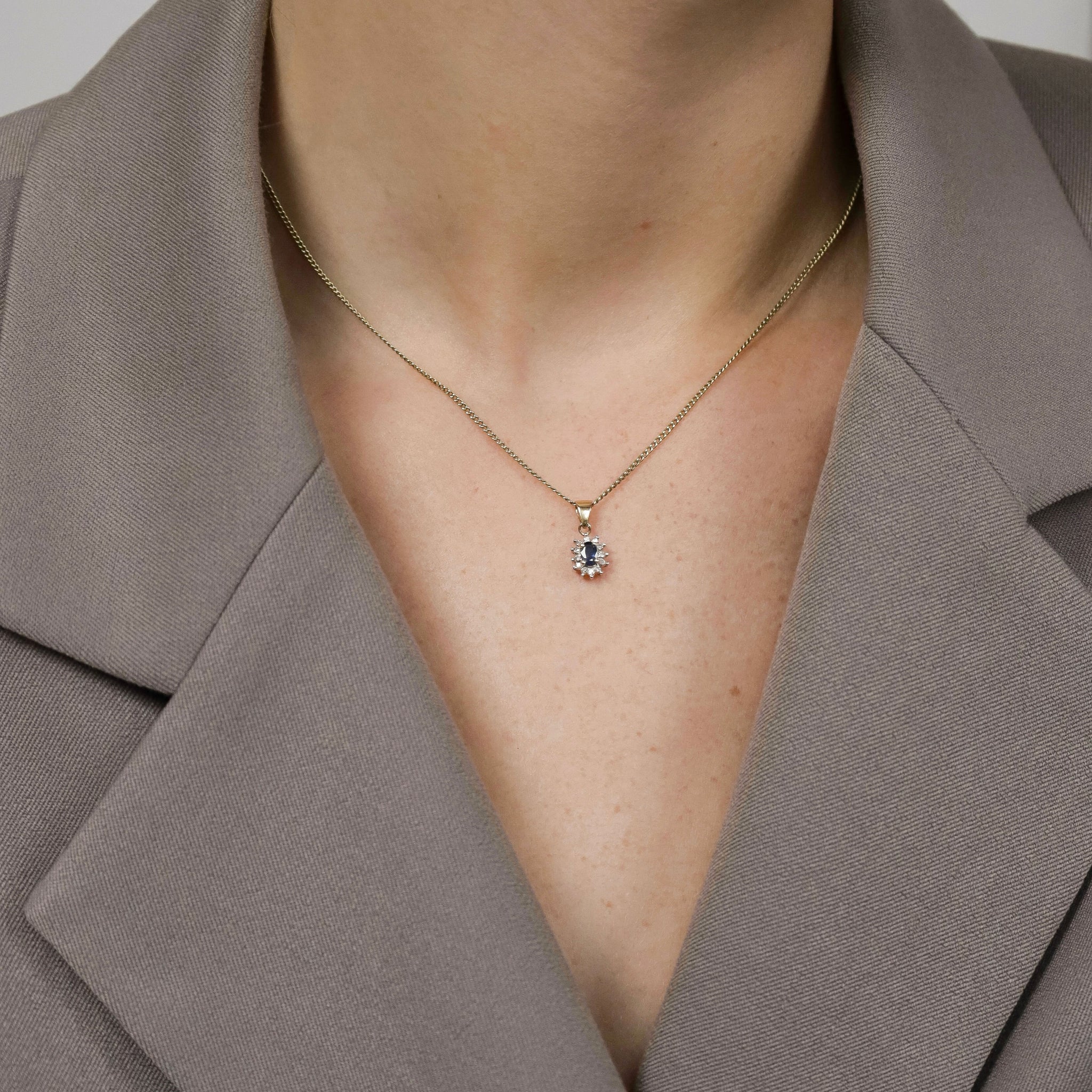 Vintage entourage pendant sapphire & diamonds