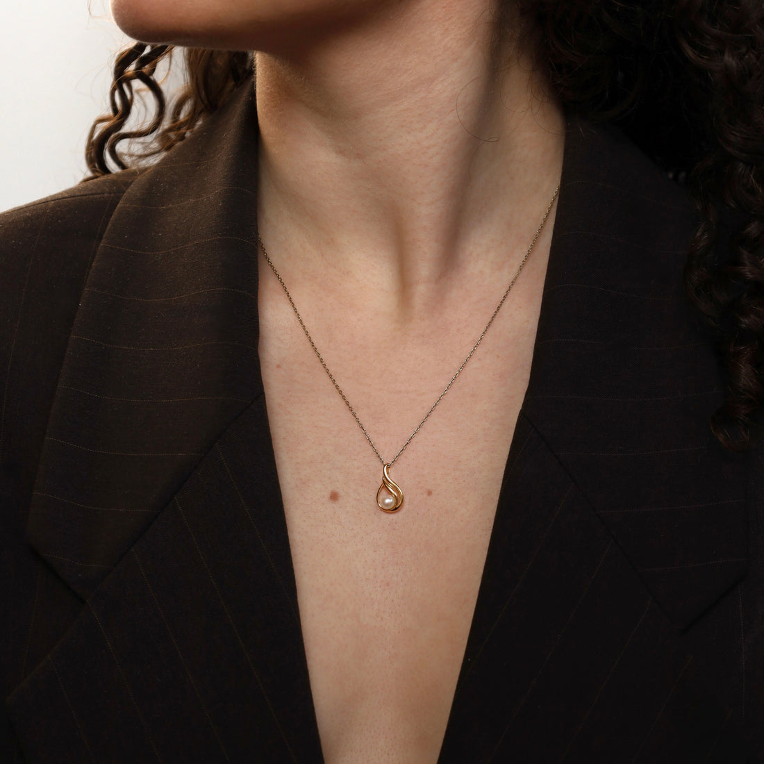 Vintage pendant with a round pearl