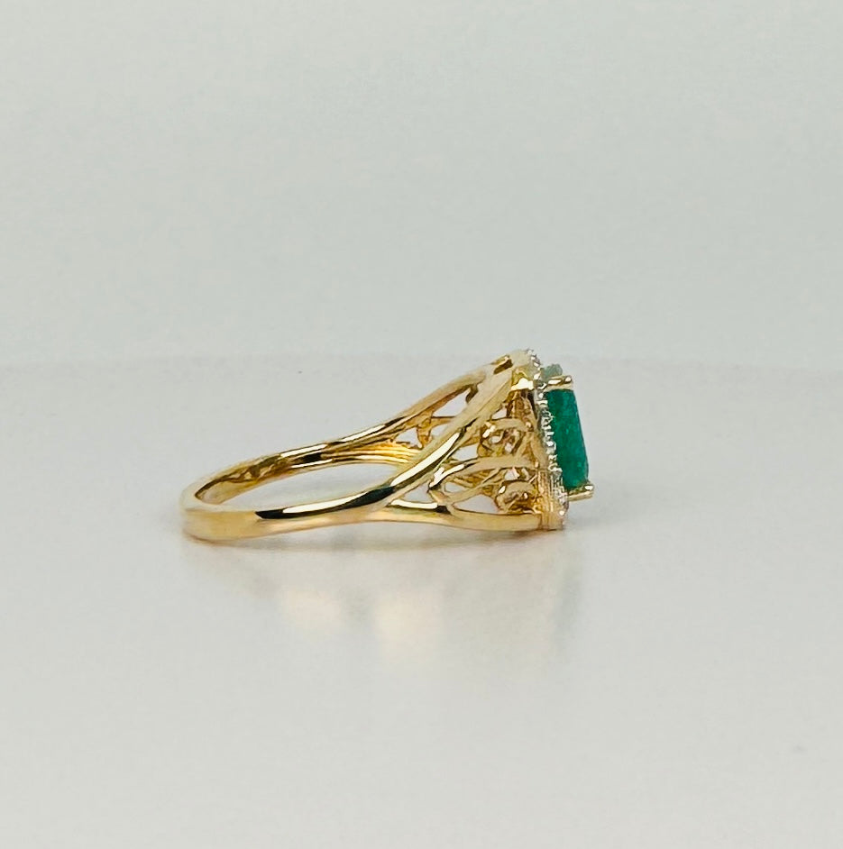 Gouden ring met steen groen zijkant