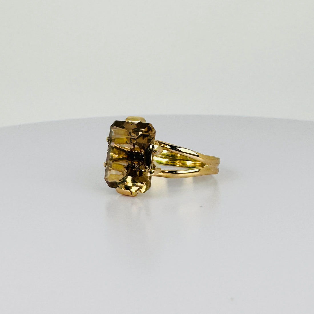 Vintage Ring 18k Gold with Emerald-Cut Citrine