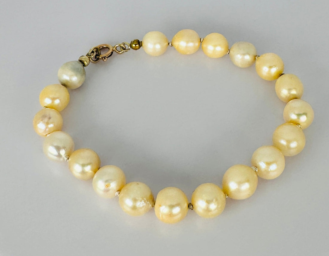 Bracelet with sweat cultivated pearls