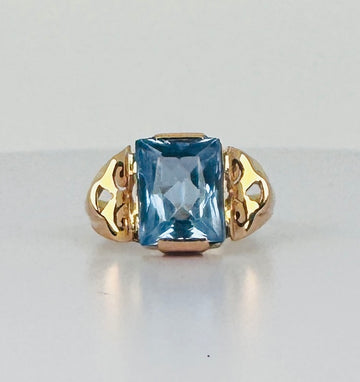 Ring with aquamarine