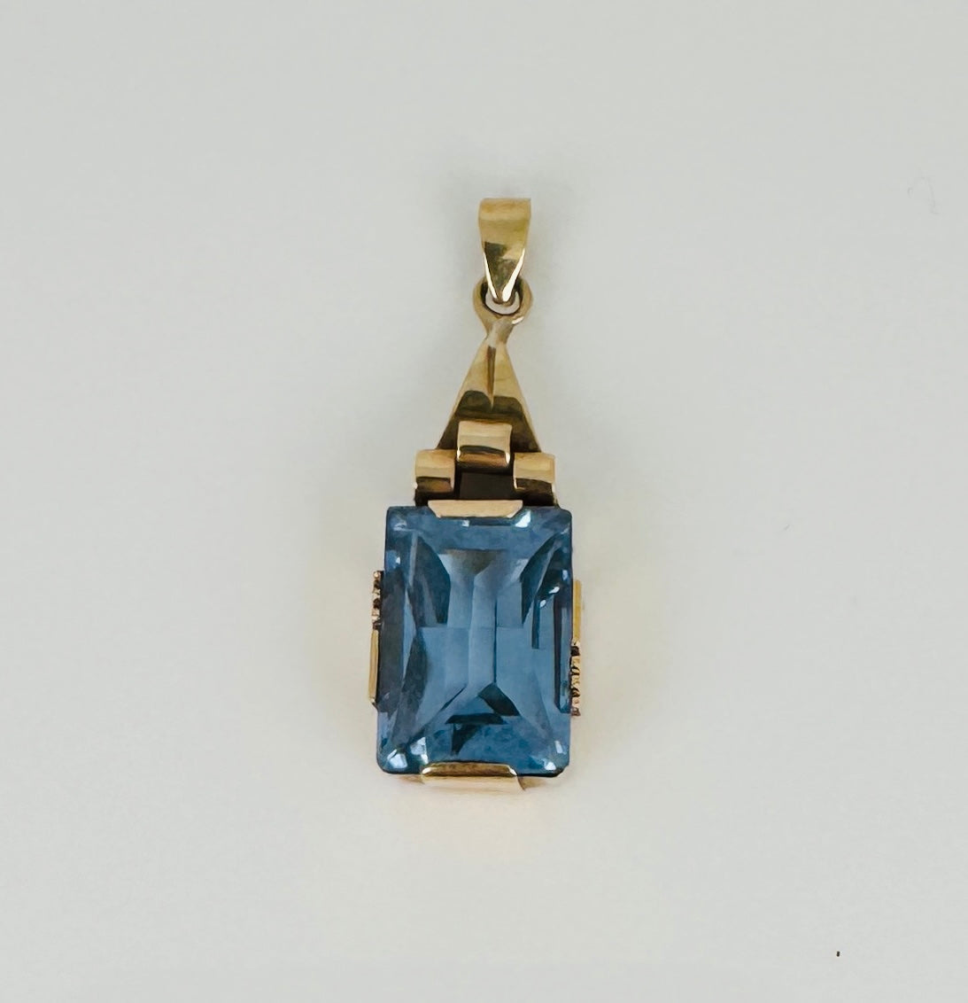 Vintage pendant with blue spinel