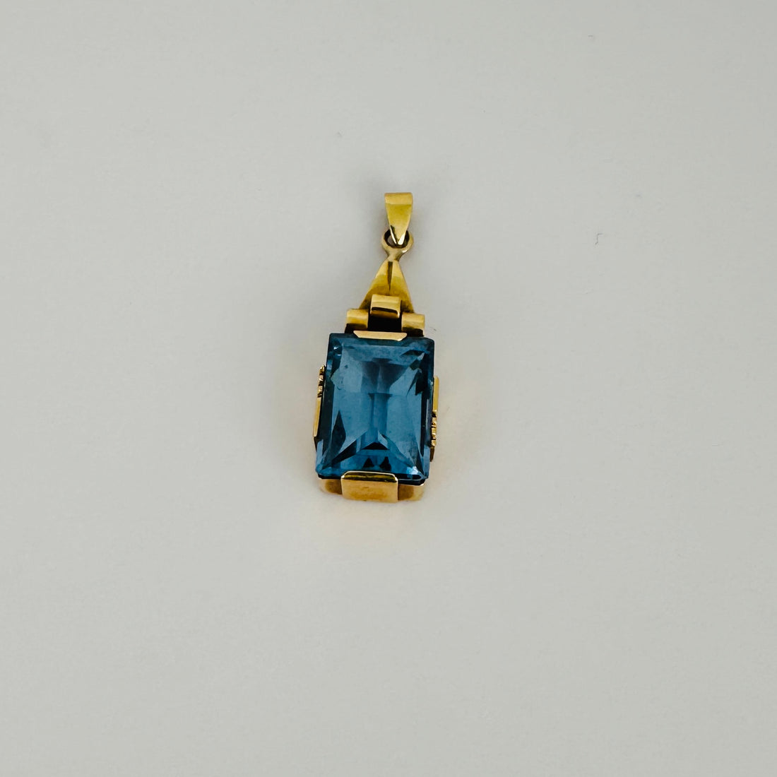 Vintage pendant with blue spinel