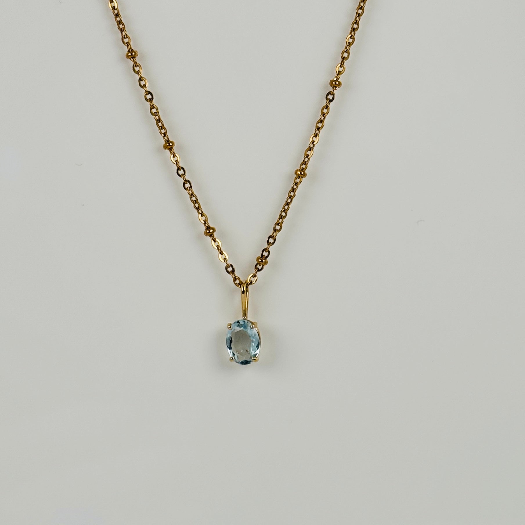 Vintage pendant with oval aquamarine