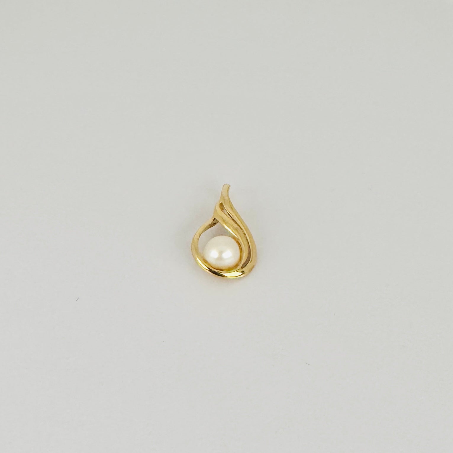 Vintage pendant with a pearl