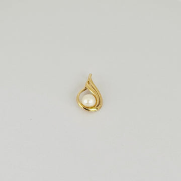 Vintage pendant with a pearl