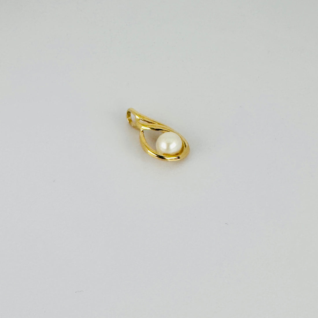 Vintage pendant with a pearl