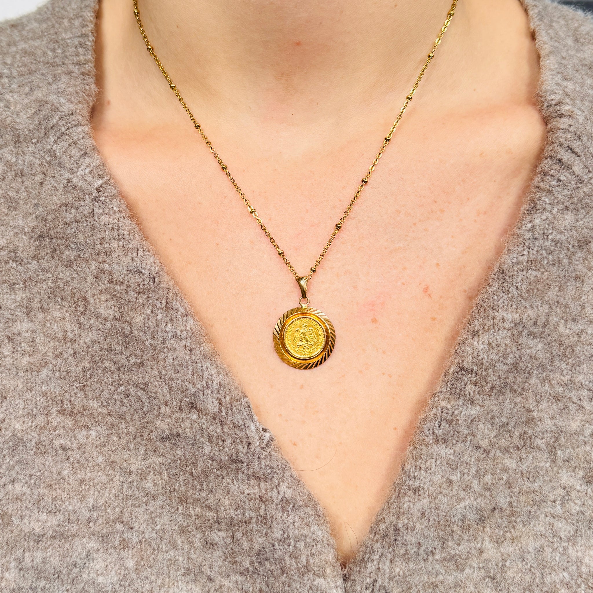 Vintage 18k Pendant "dos pesos"