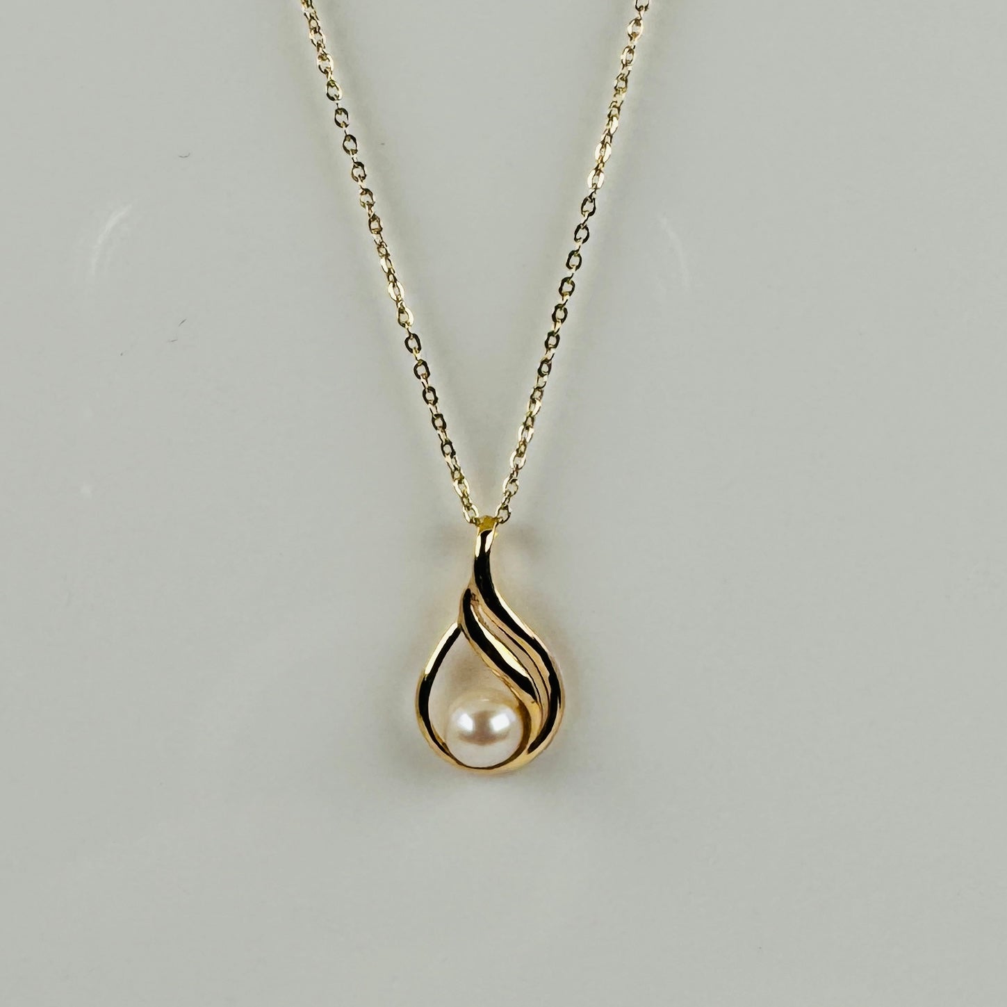 Vintage pendant with a round pearl