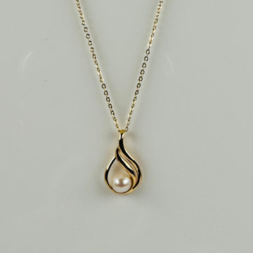 Vintage pendant with a round pearl