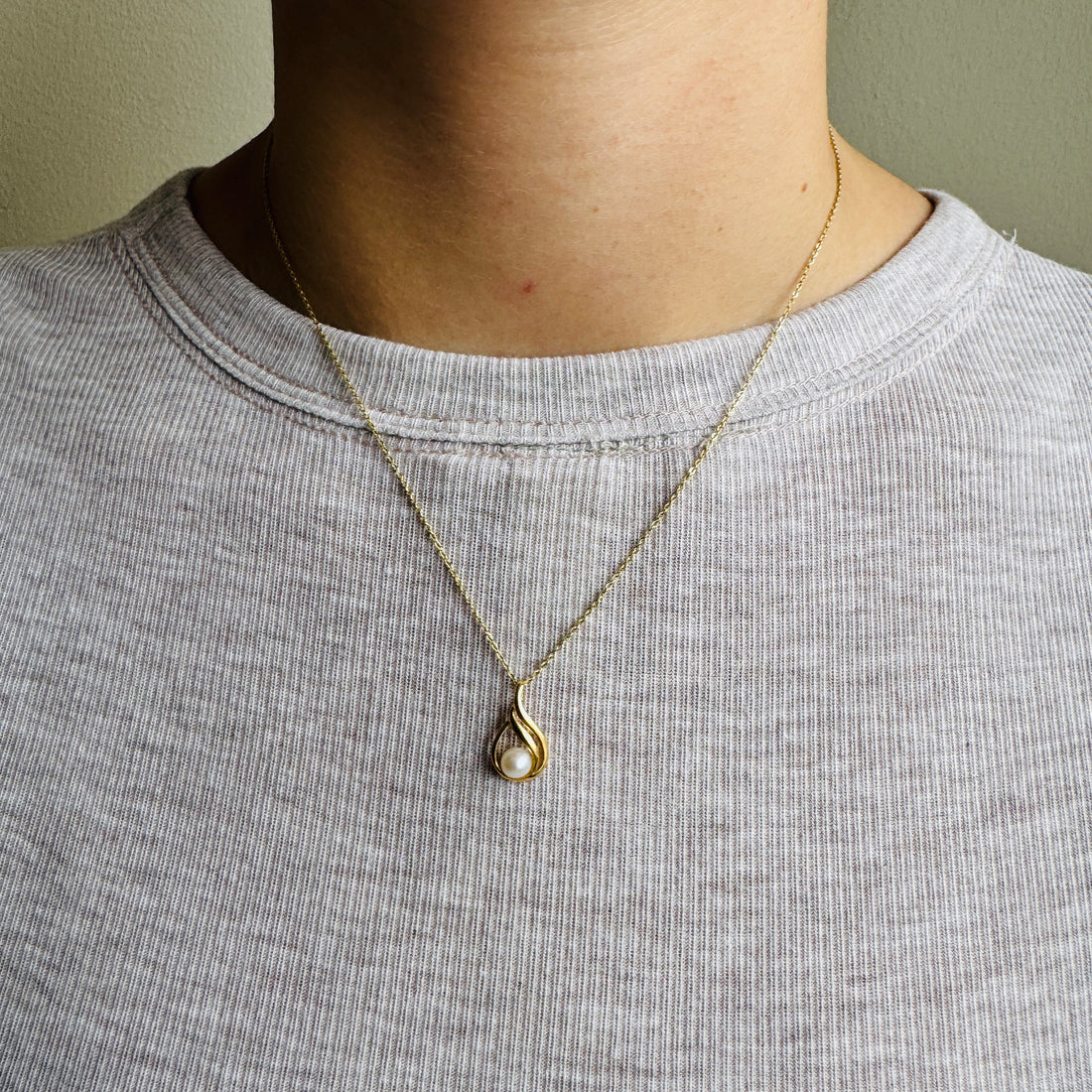 Vintage pendant with a round pearl