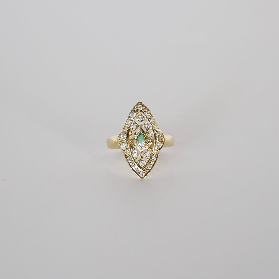 Marquise ring met groene steen en diamanten