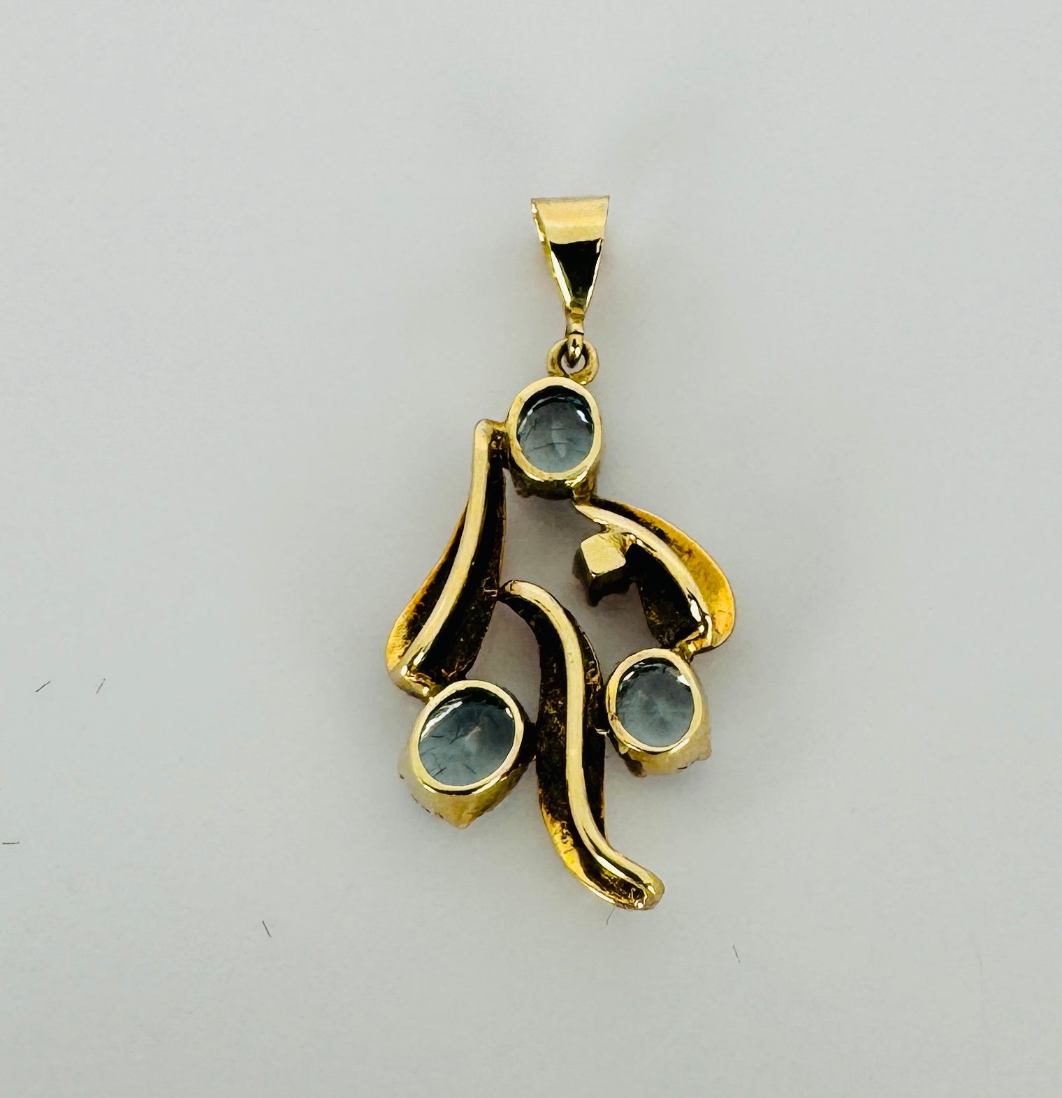 Pendant with aquamarines back