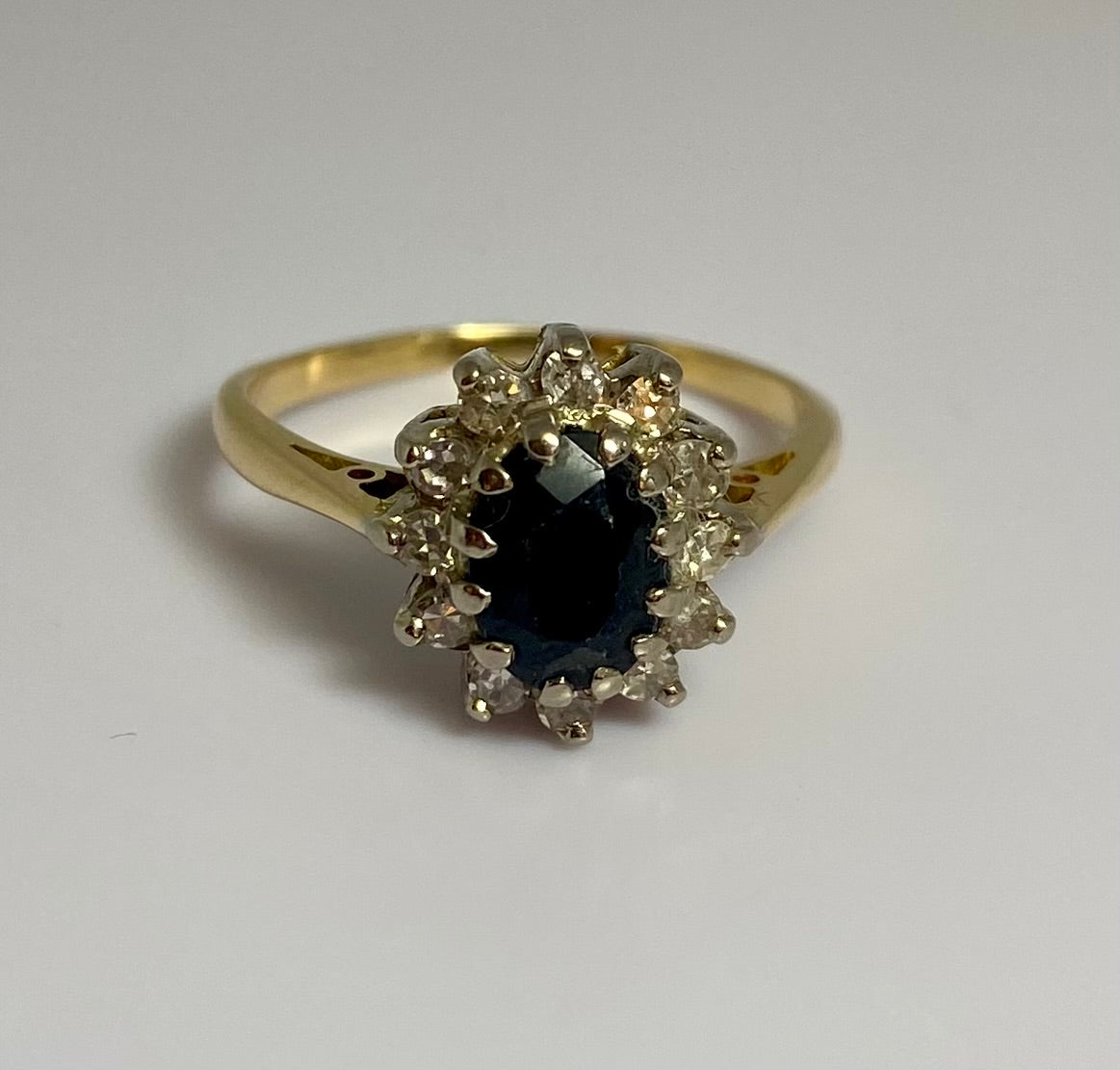 Ring with blue sapphire & diamonds