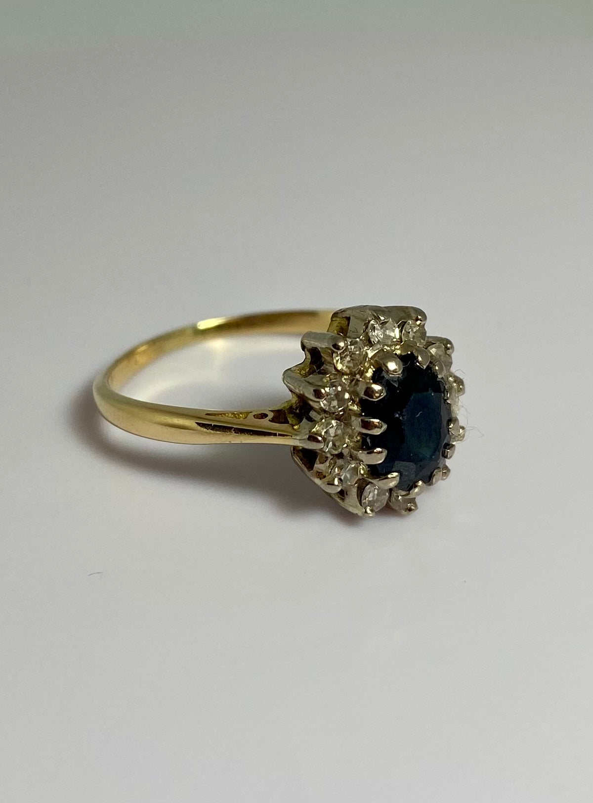 Ring with blue sapphire & diamonds