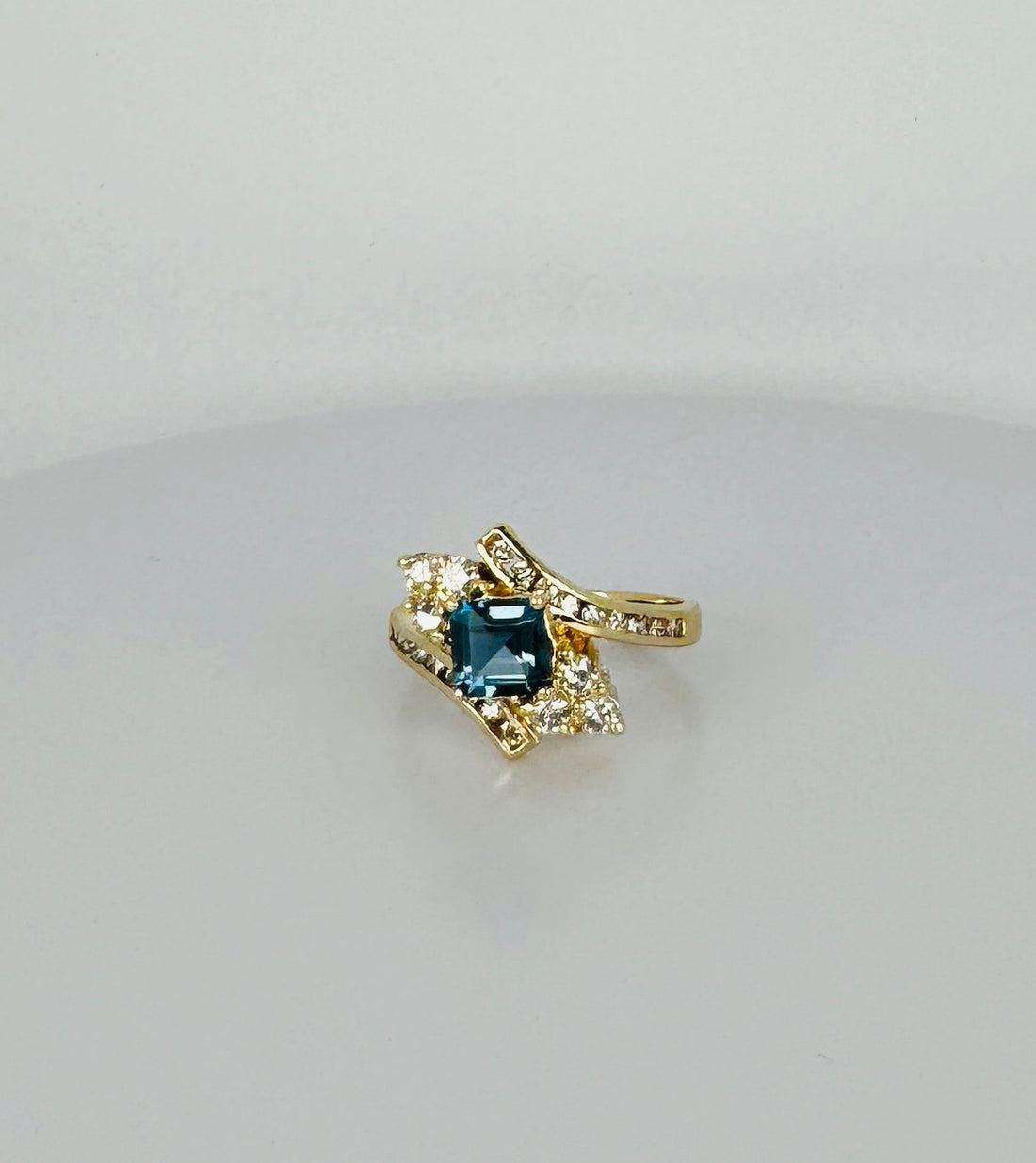 Vintage ring with diamonds & blue stone