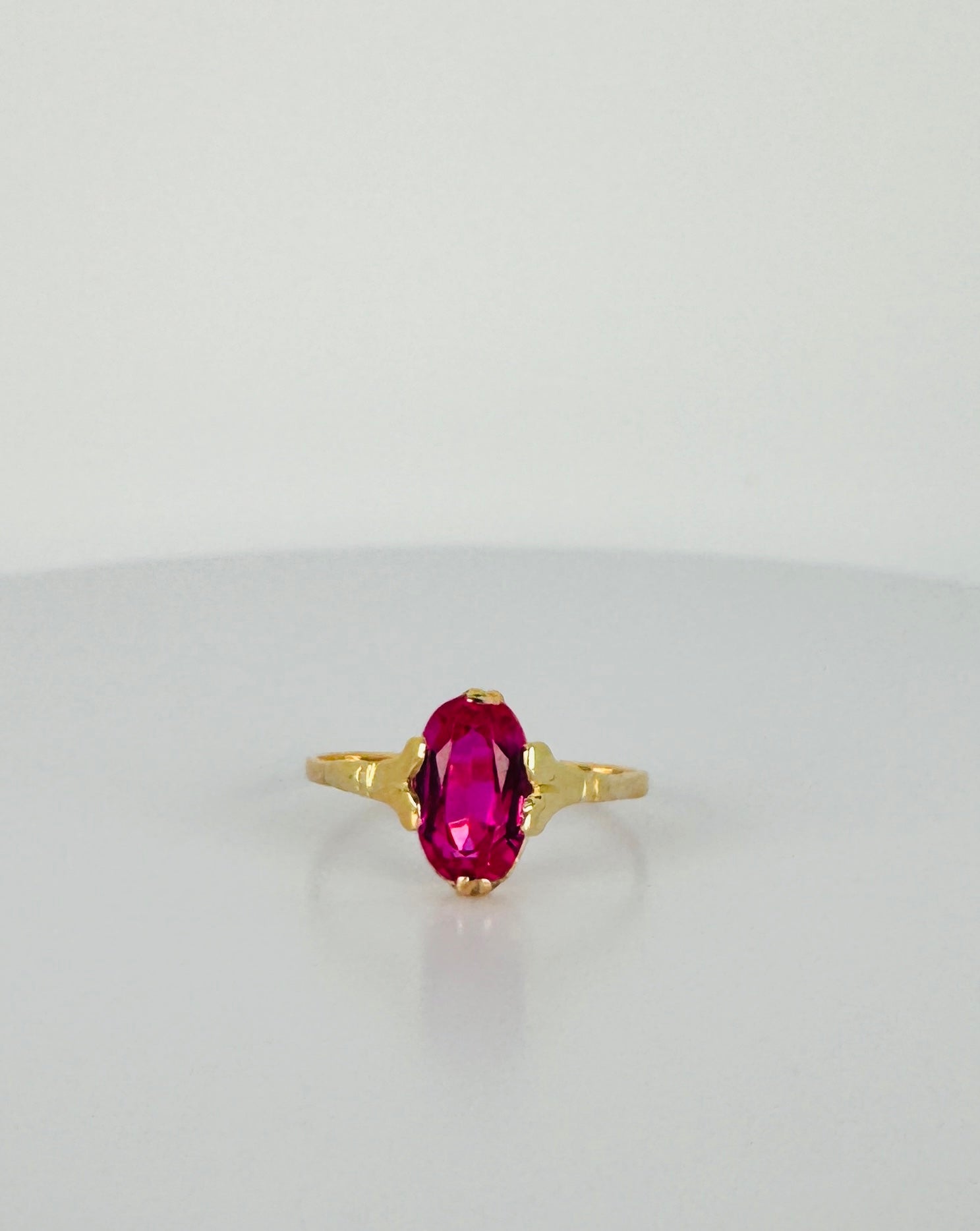 Ring with pink sapphire pink stone