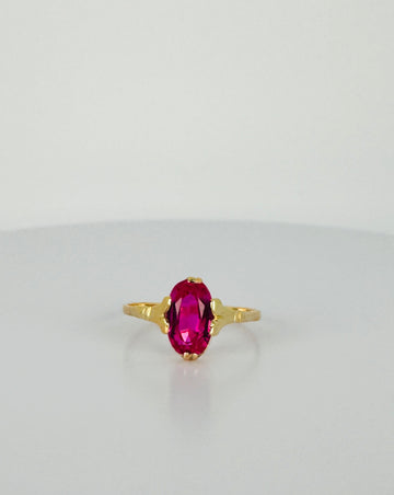 Ring with pink sapphire pink stone