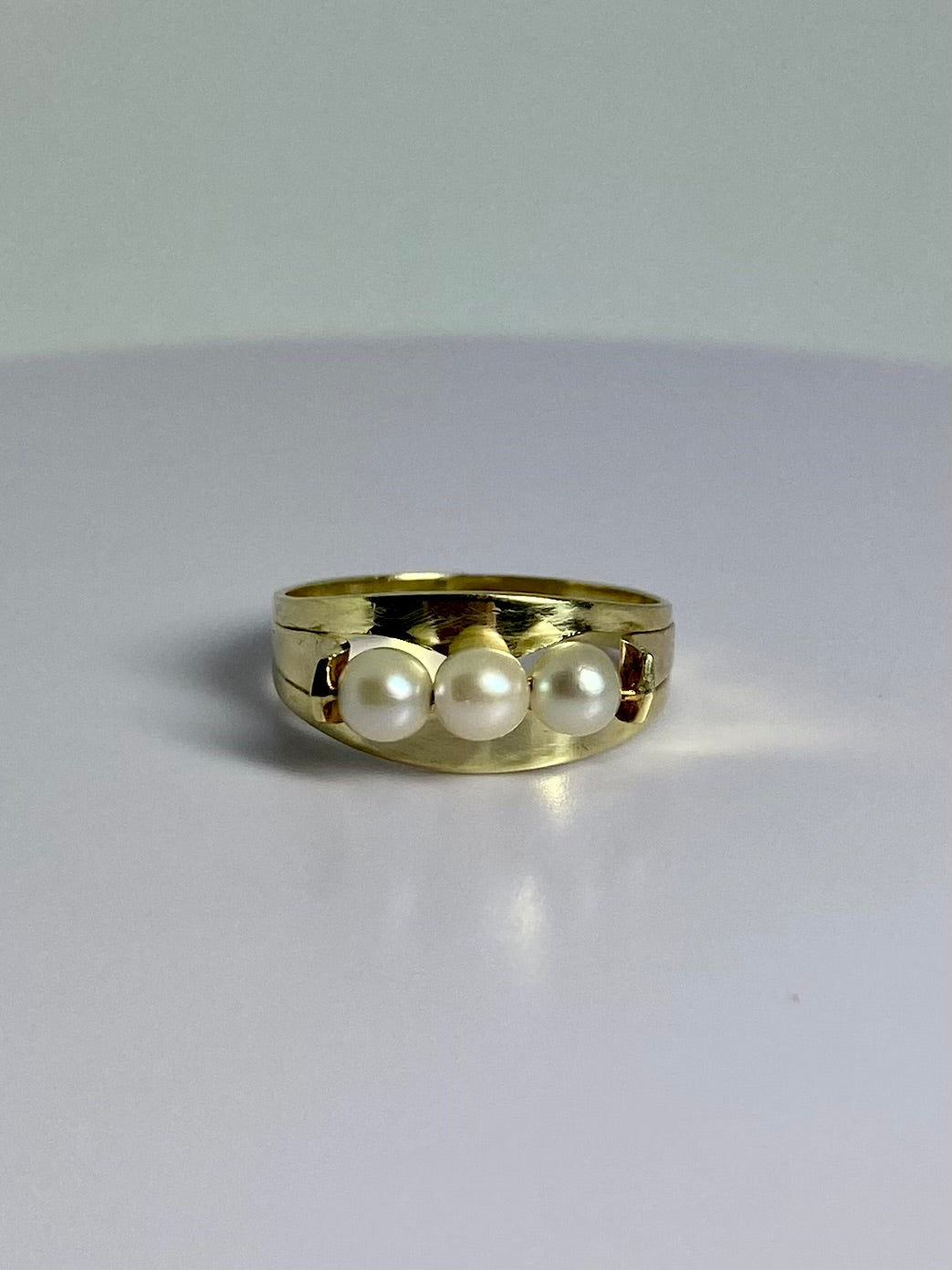 Vintage ring with pearls front