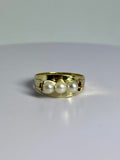 Vintage ring with pearls front