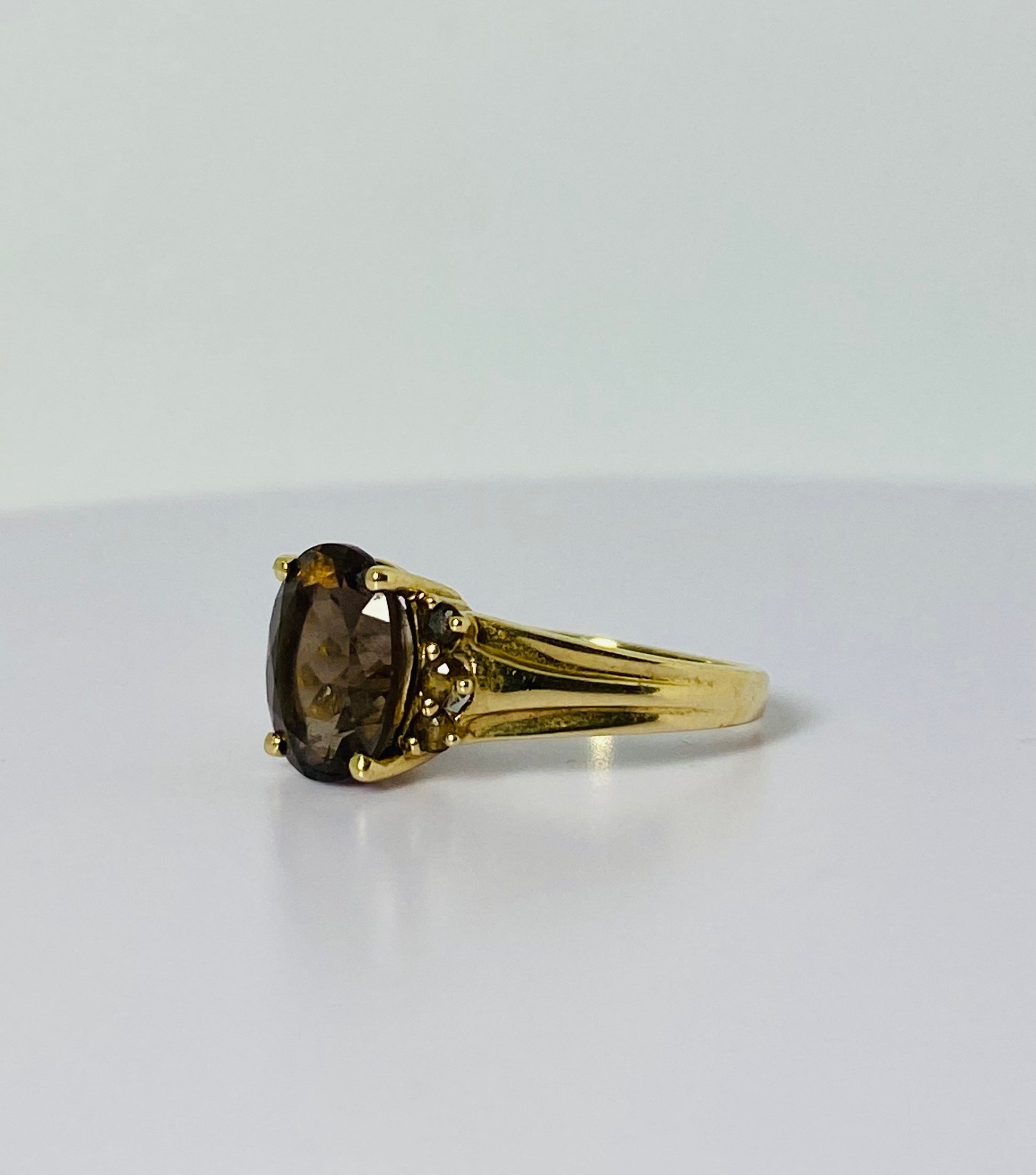 Ring with brown quarts