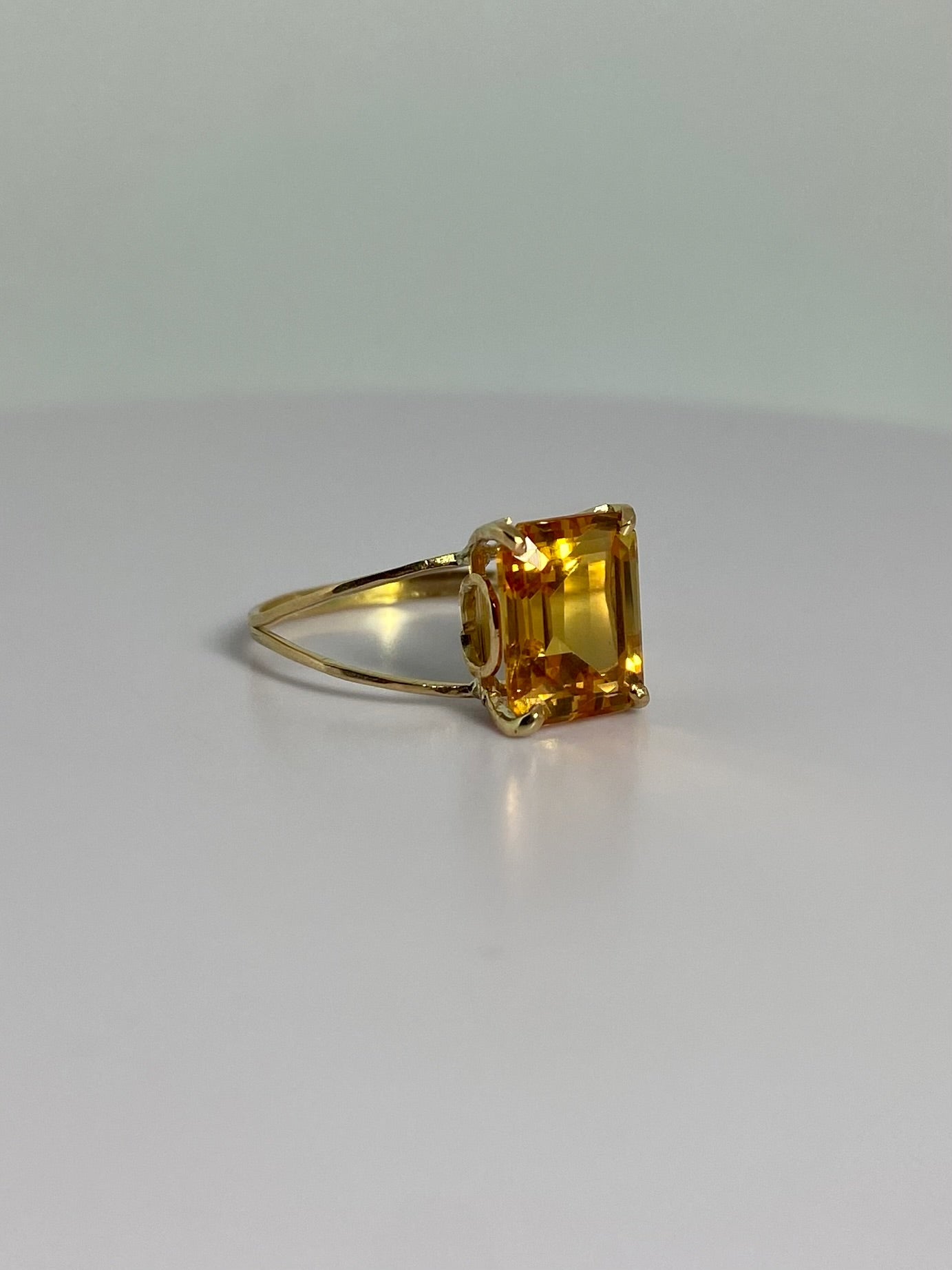 Vintage ring gold with citrien front right side