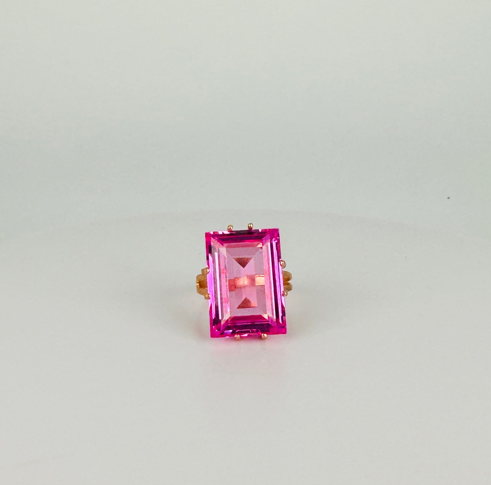 Vintage ring with big pink stone