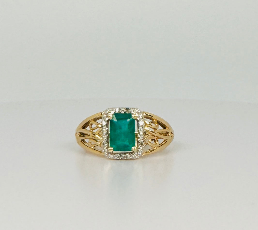 Ring with green emerald & diamonds