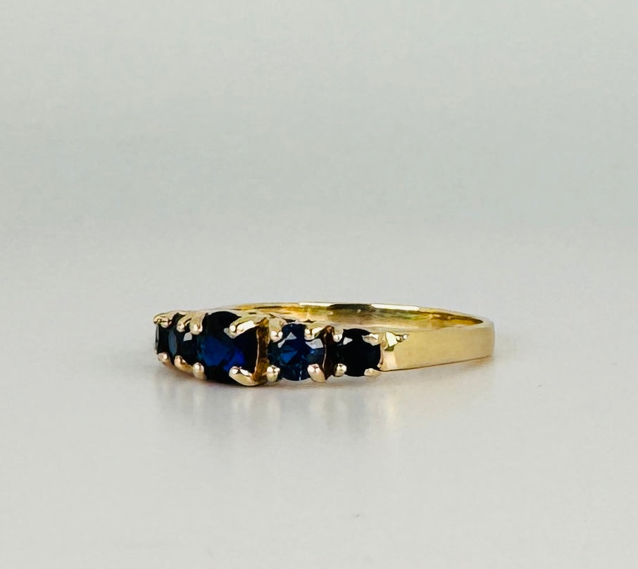 Ring with blue sapphires