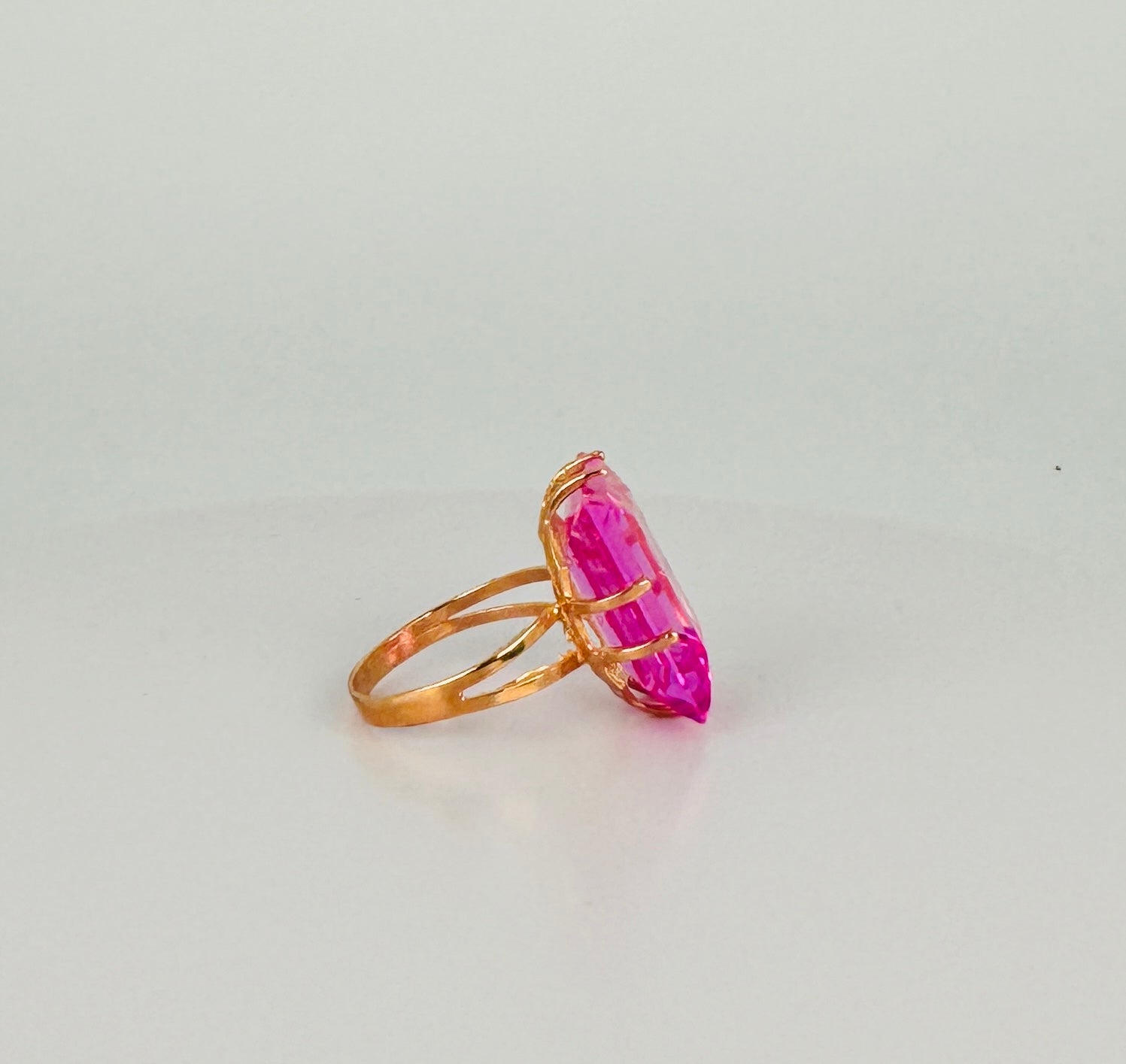 Vintage ring with big pink stone