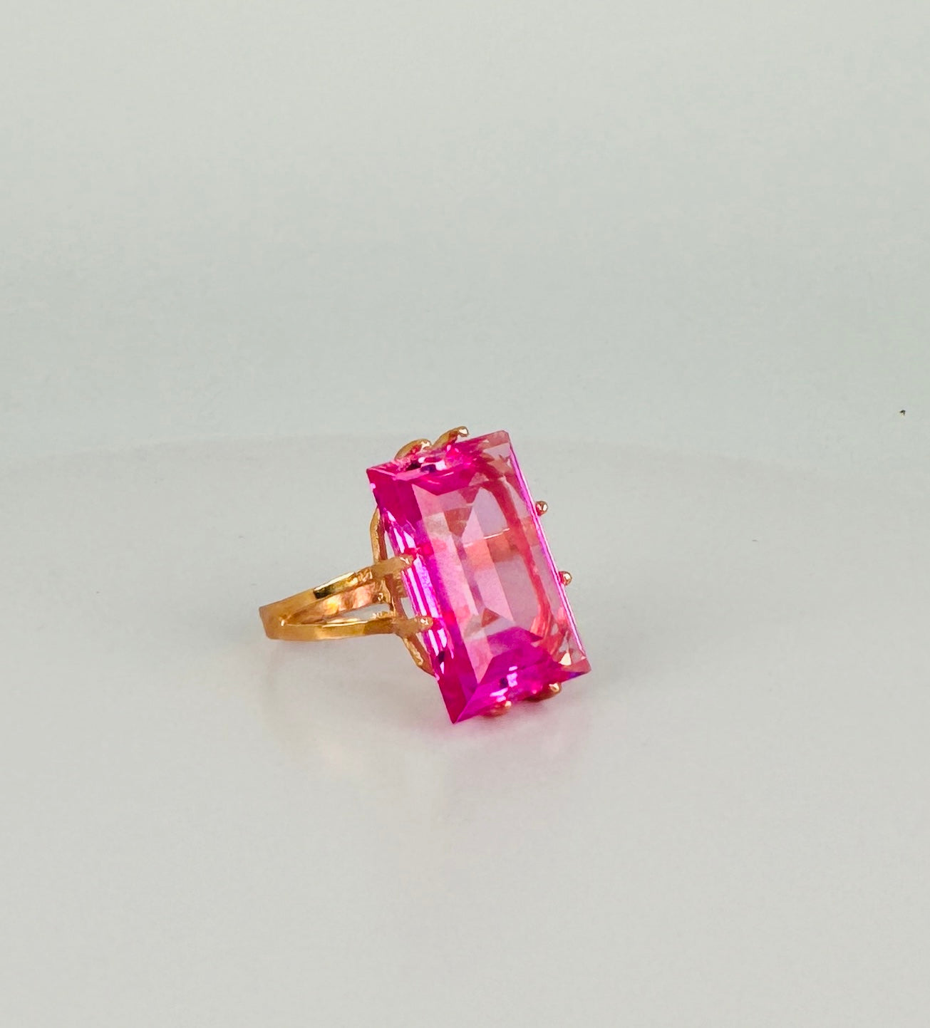 Vintage ring with big pink stone