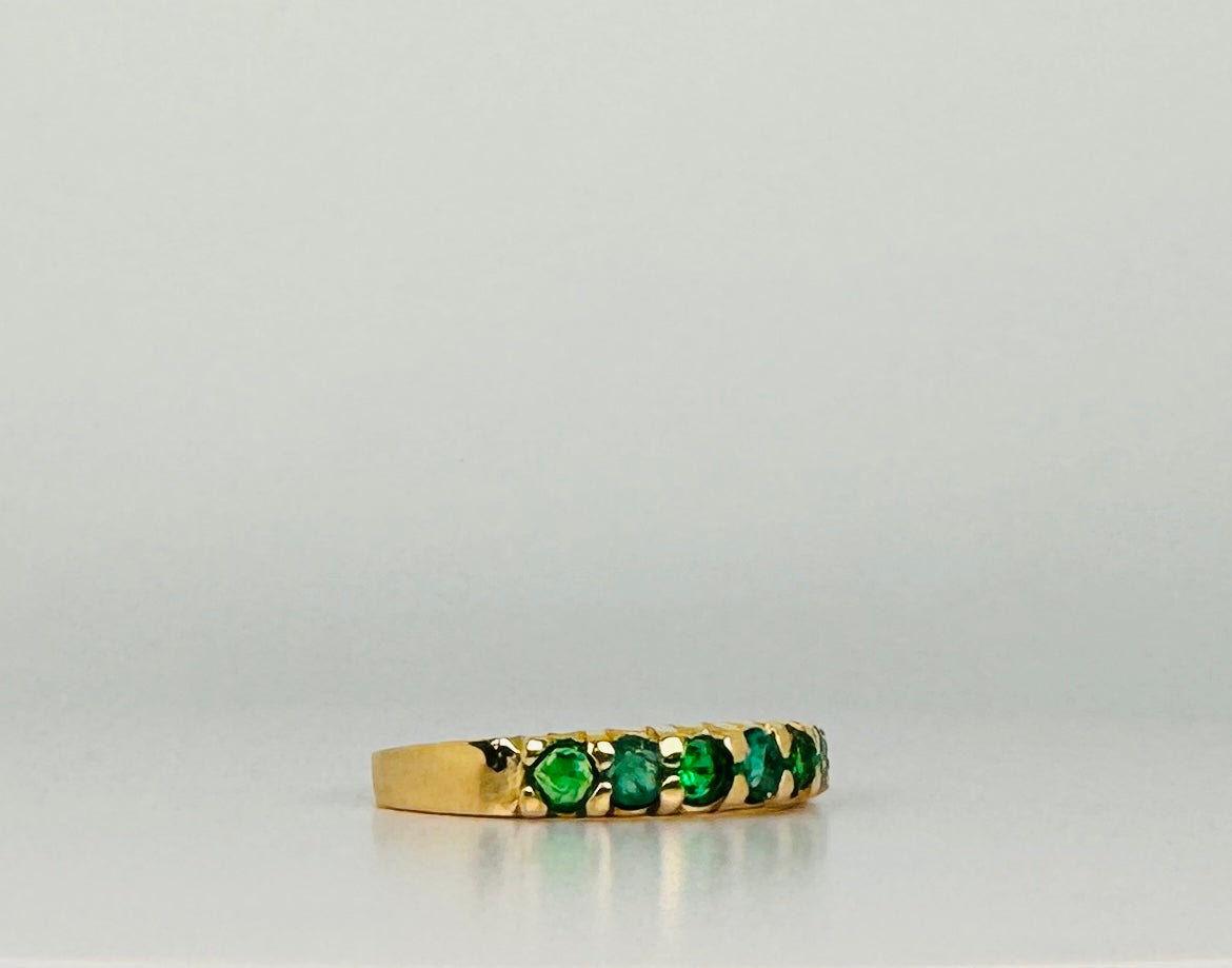 Ring with green emerald