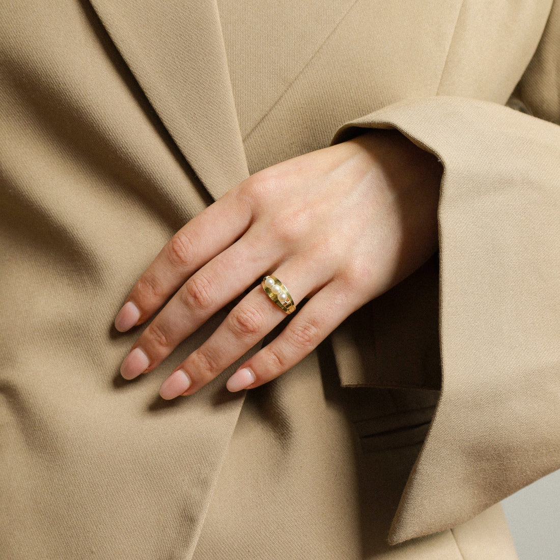 Vintage ring with pearls front