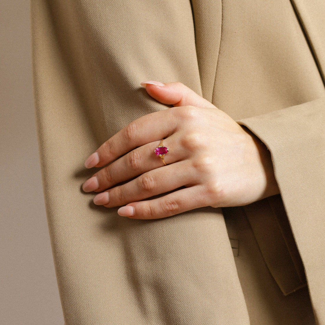 Ring with pink sapphire pink stone