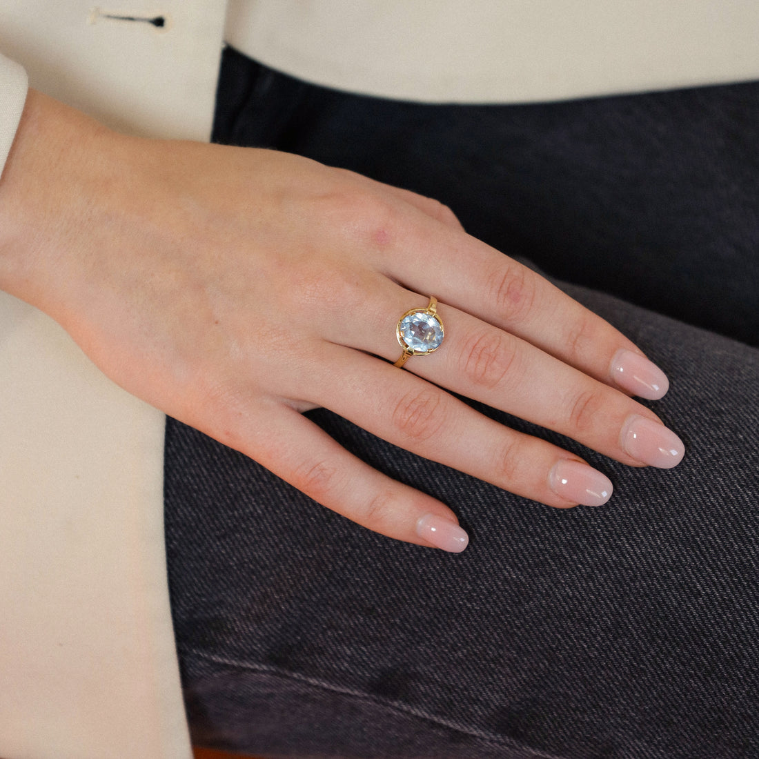 Vintage ring with blue spinel front