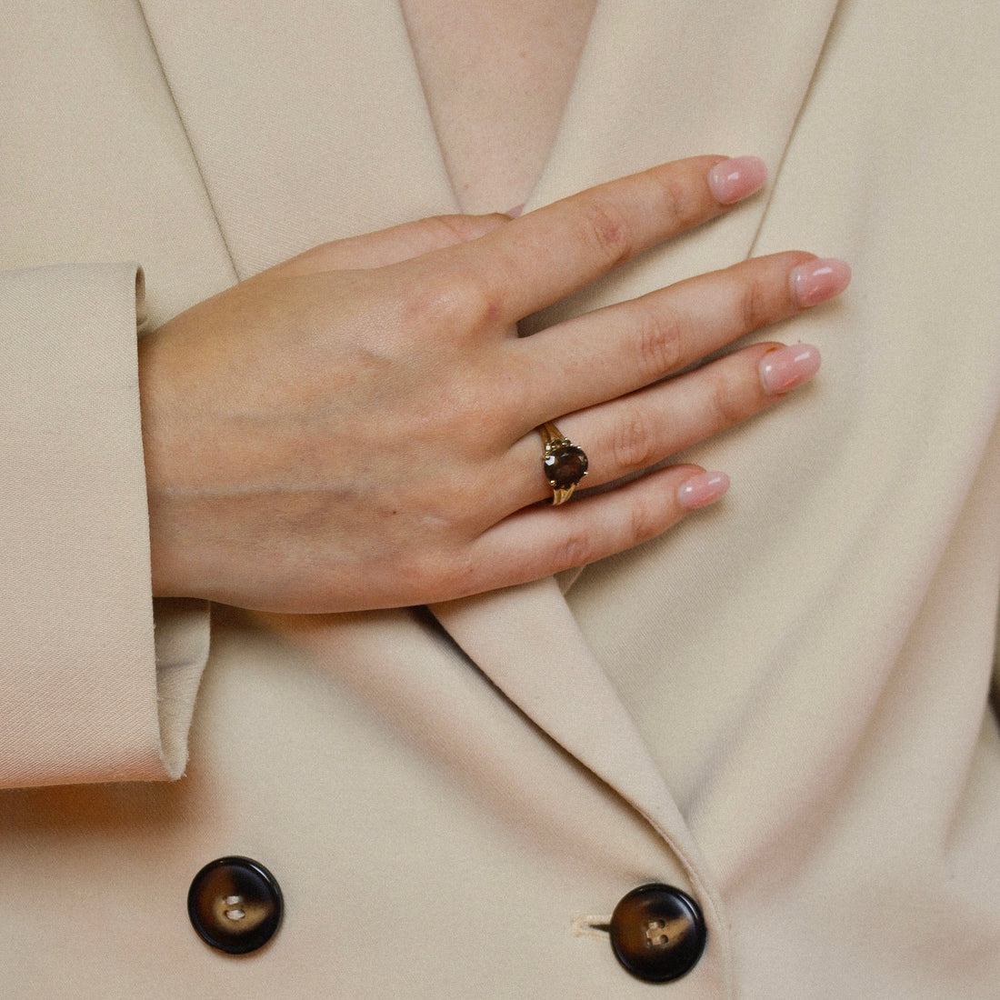 Ring with brown quarts