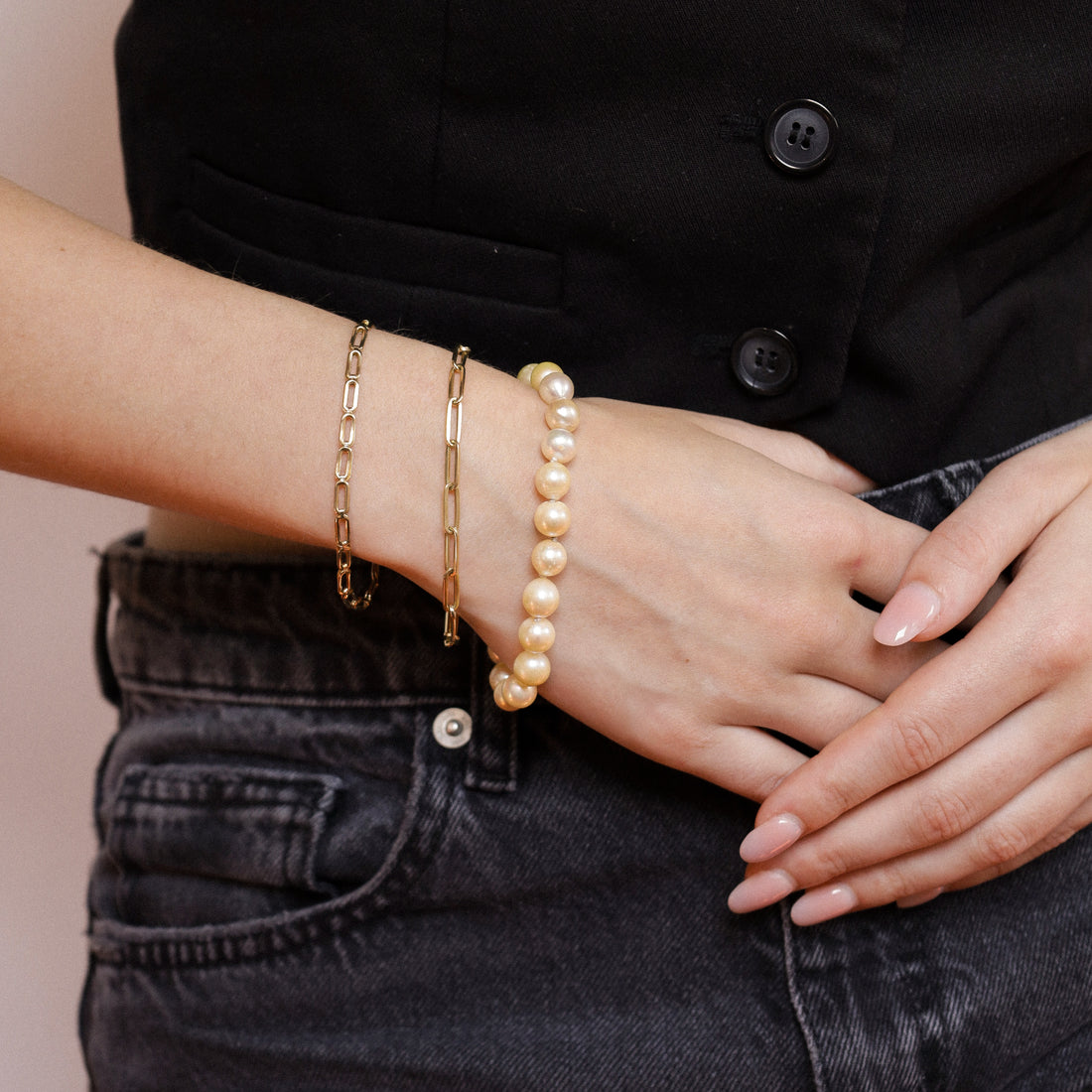 Bracelet with sweat cultivated pearls