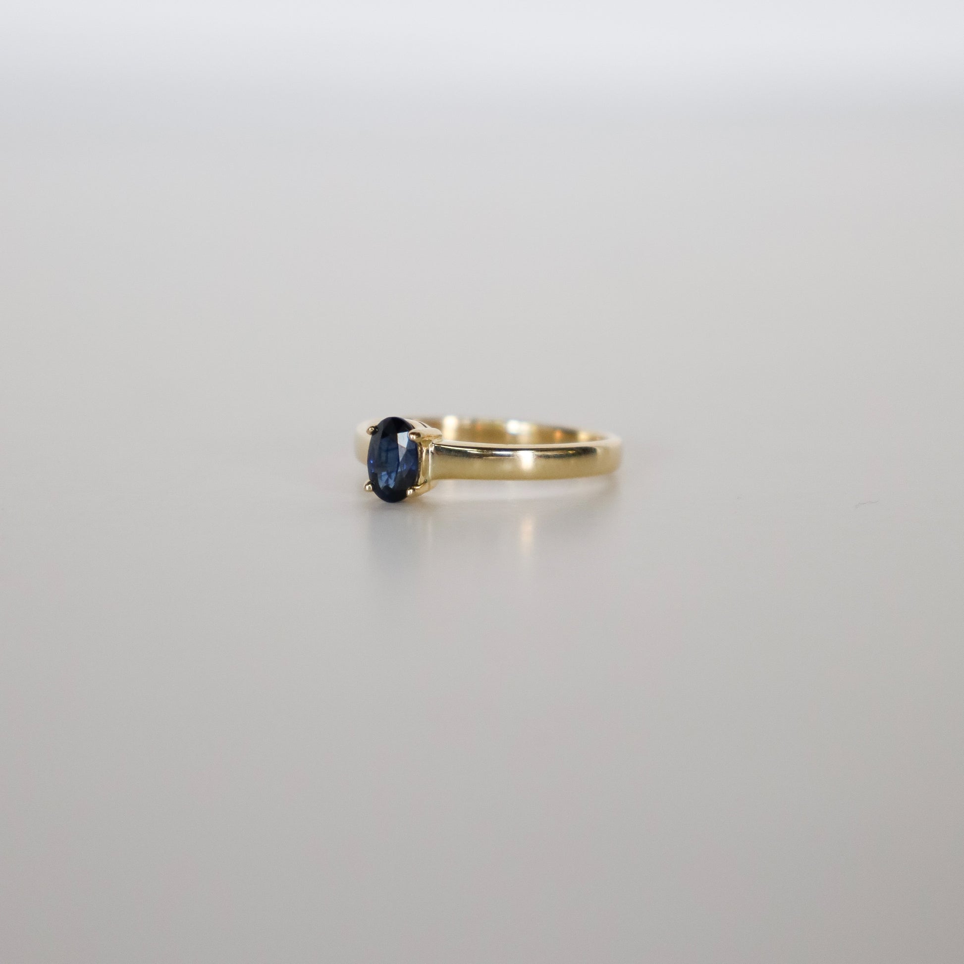 ring goud met blauwe steen