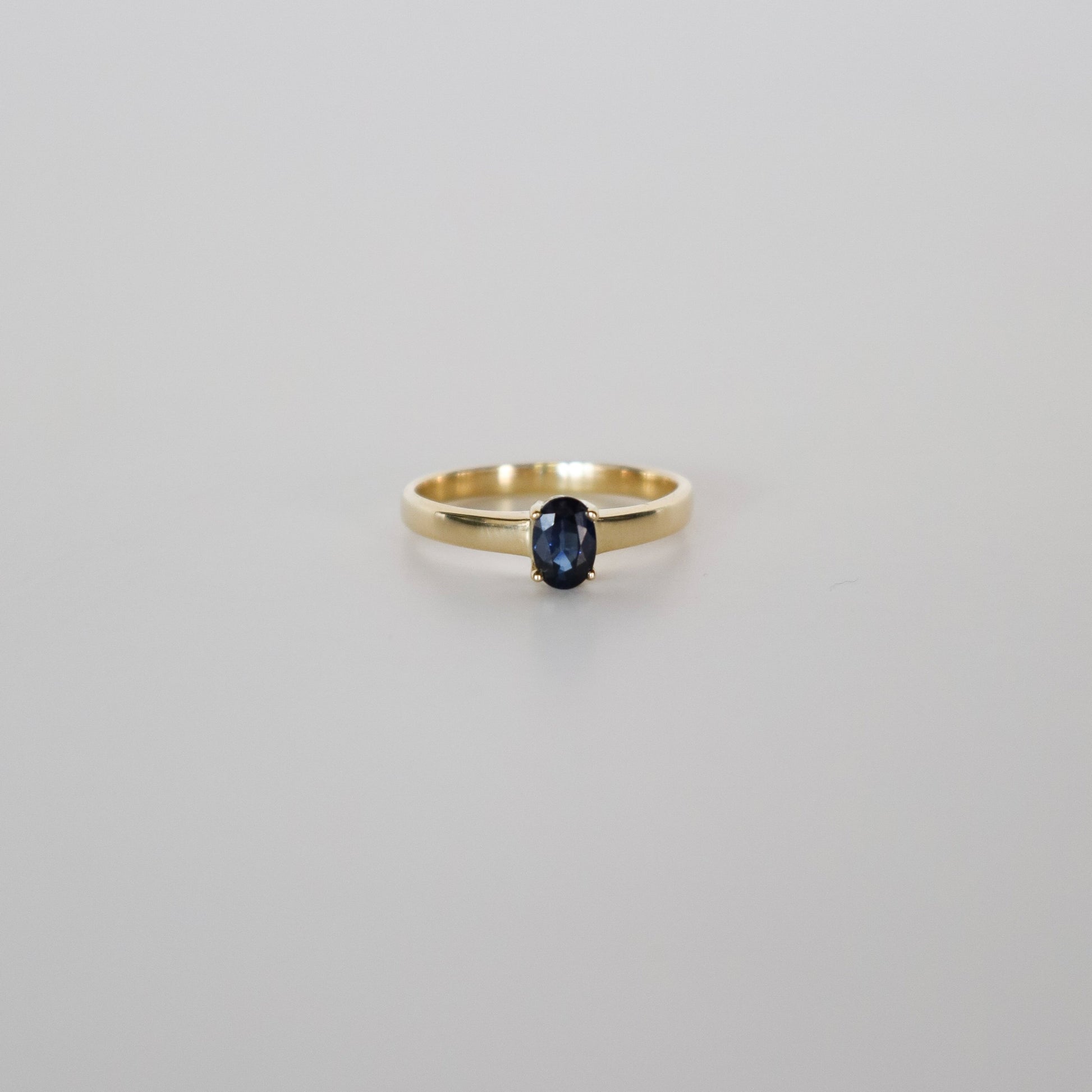 ring met blauwe saffier